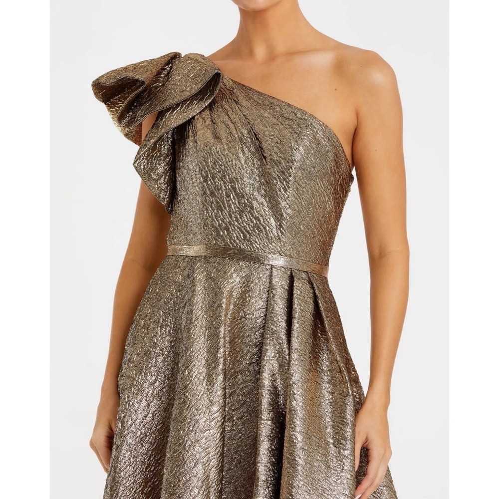 NWT Mac Duggal 68608 Gold One Shoulder Metallic Ballgown Size 2